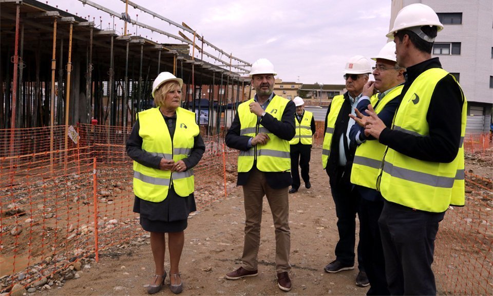 L'alcaldessa d'Almenar, Maria Teresa Malla amb del director territorial Carles Vega i el conseller Bargalló
