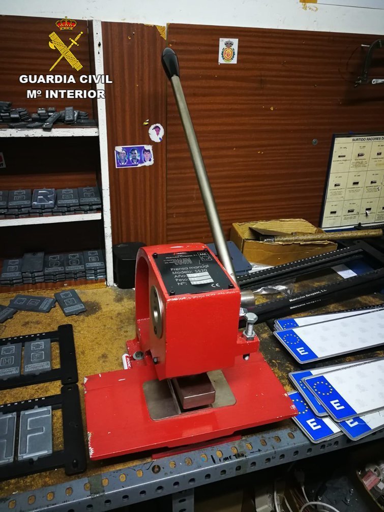 Premsa de falsificació de plaques de vehicles