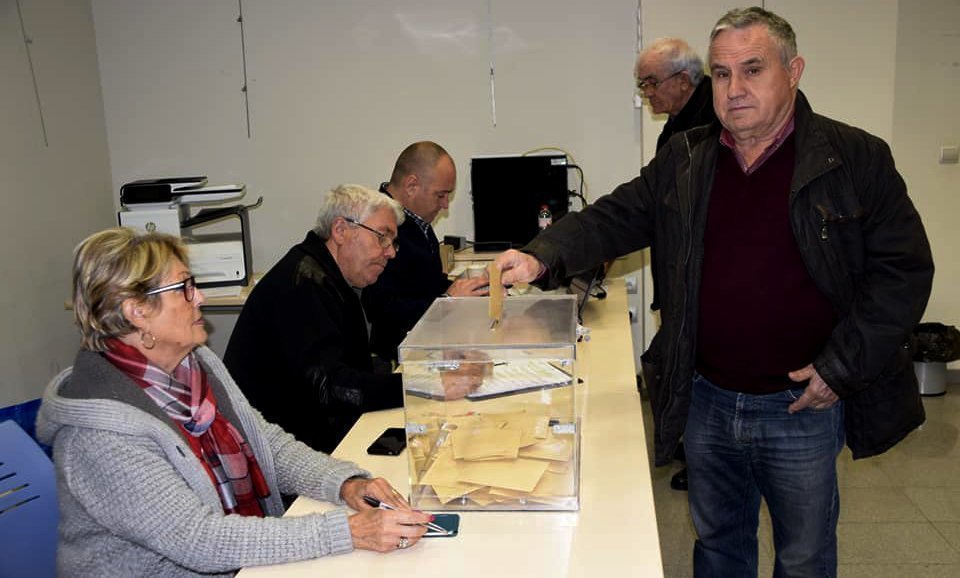 Votació del socis de l'Ateneu de Linyola