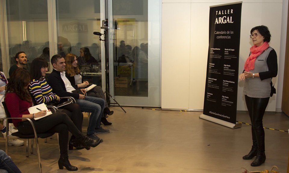 Olga Martín imparteix una classe a estudiants i tècnics d'Argal