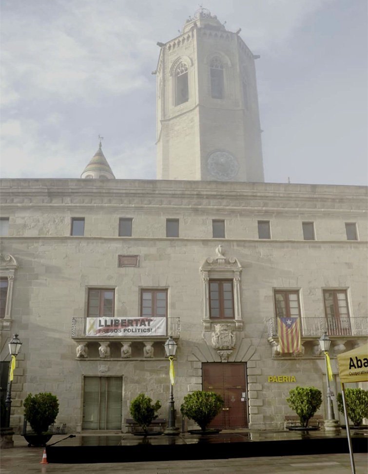 Imatge de la façana de l'Ajuntament de Cervera amb la pancarta de 