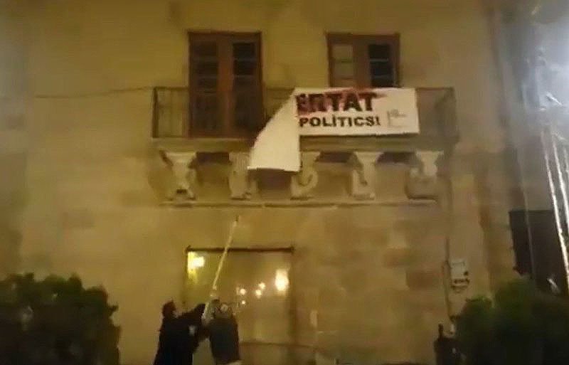 Imatge de les càmeres de seguretat mentre despenjaven la pancarta