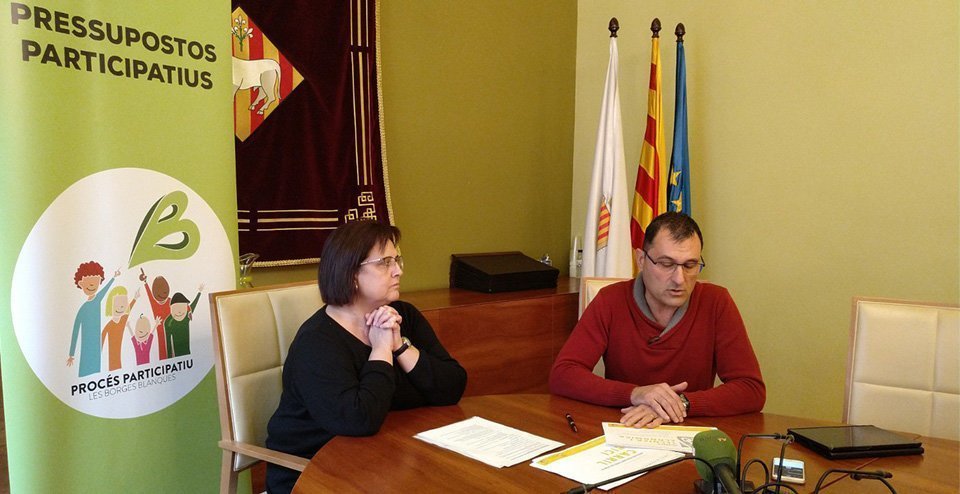 Maria Fusté i Albert Quintillà presentant el Carril Bici a la sala de Plens de les Borges.