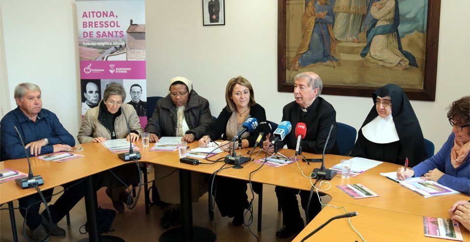 El bisbe de Lleida, Salvador Giménez, durant la presentació de la proposta de turisme religiós a Aitona, amb l'alcaldessa Rosa Pujol, representants de les ordres religioses i familiars del beat Josep Camí, , el 19 de novembre del 2018. (Horitzontal)