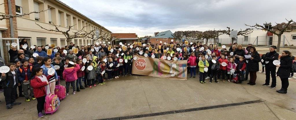 Concentració de pares, alumnes i docents de l'escola Joaquim Palacín de B ellvís