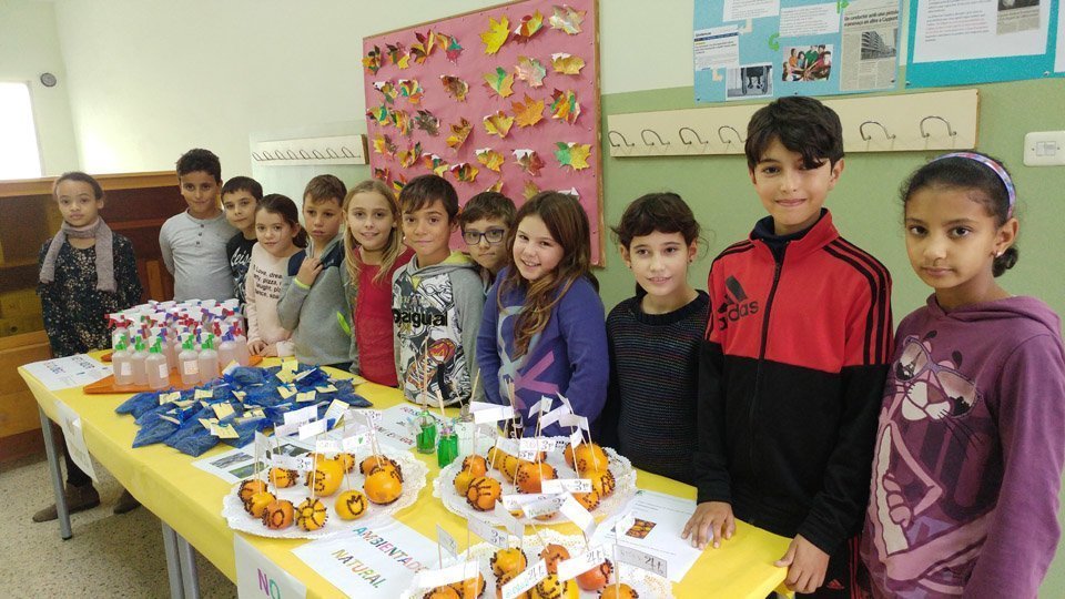 Els alumnes de l'escola La Bassa preparen productes de nteja ecològics