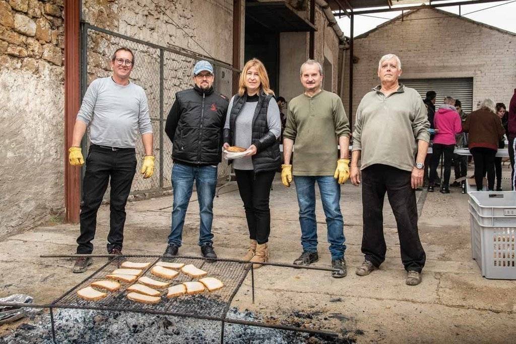 Imatge de la preparació de l'esmorzar popular de la Fira de l'Oli de la Juncosa