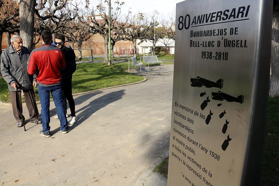 La placa commemorativa del 80è aniversari del bombardeig franquista a Bell-lloc