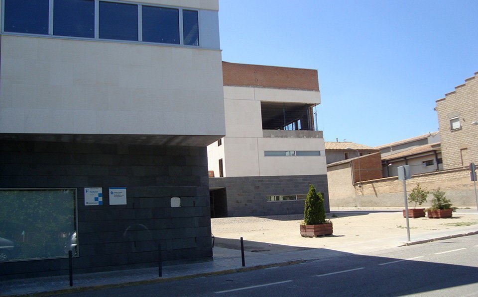 Edifici on es pot veure el Centre Mèdic de Torregrossa en la planta baixa