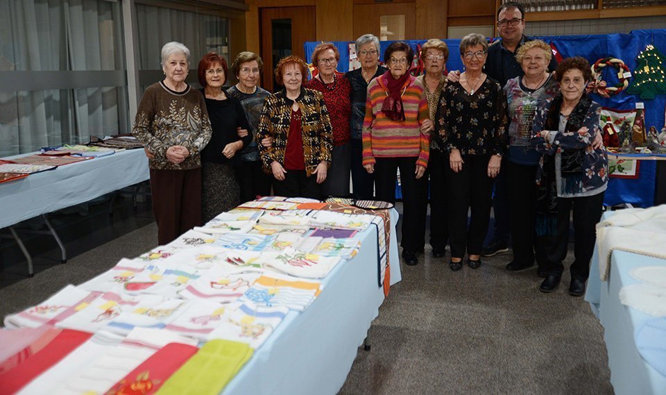 L'alcalde d'Alpicat Joan Gilart amb les dones de Mans Unides 2