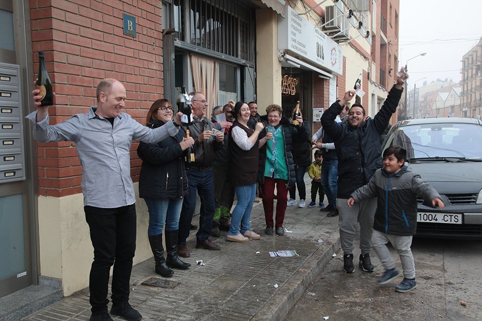 Jaume Roig compateix alegria amb els premiats de la rifa de Nadal