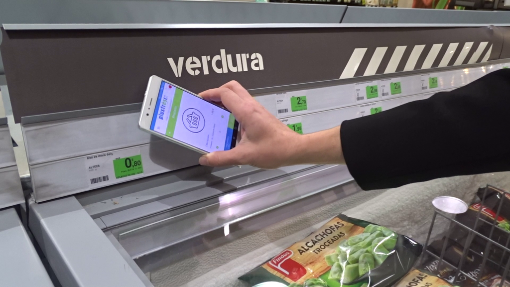 L'aplicació i les etiquetes NFC permetran fer la compra sense carro L'aplicació i les etiquetes NFC permetran fer la compra sense carro