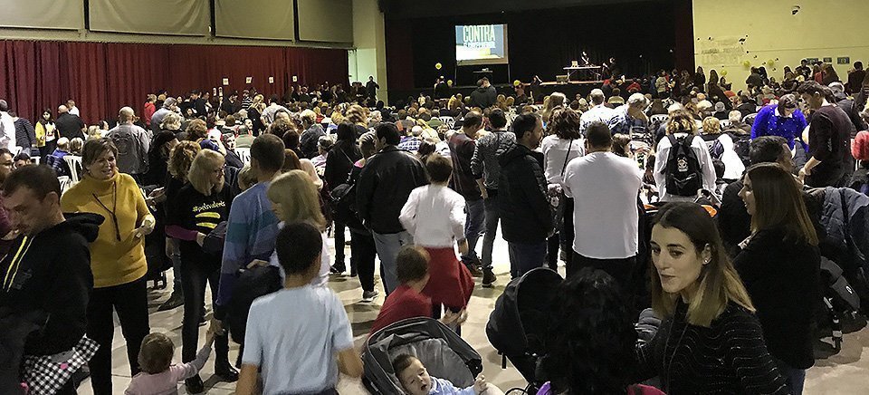 El pavelló de l'oli ple de gom a gom durant l'esdeveniment solidari del 17 de novembre. El pavelló de l'oli ple de gom a gom durant l'esdeveniment solidari del 17 de novembre.