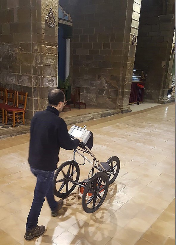 Treballs de geolocalització a l'esglèsia de Santa Maria de Linyola