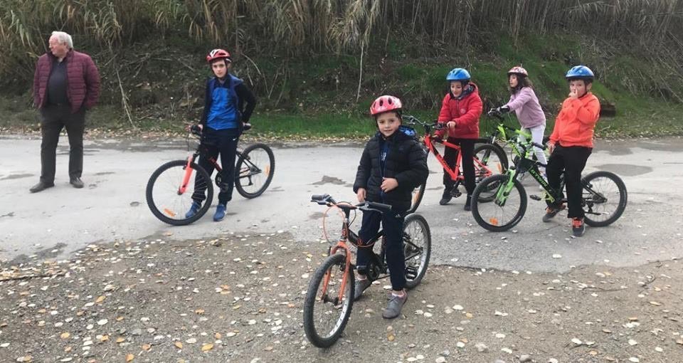 Participants en la pedalada popular de la  Granja d'Escarp en solidaritat amb la Marató de TV3