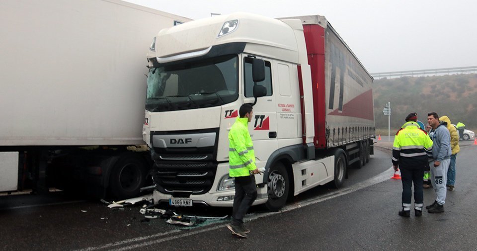Imatge dels dos camions que han xocat a l'N-240, a la sortida de Lleida, en sentit Tarragona