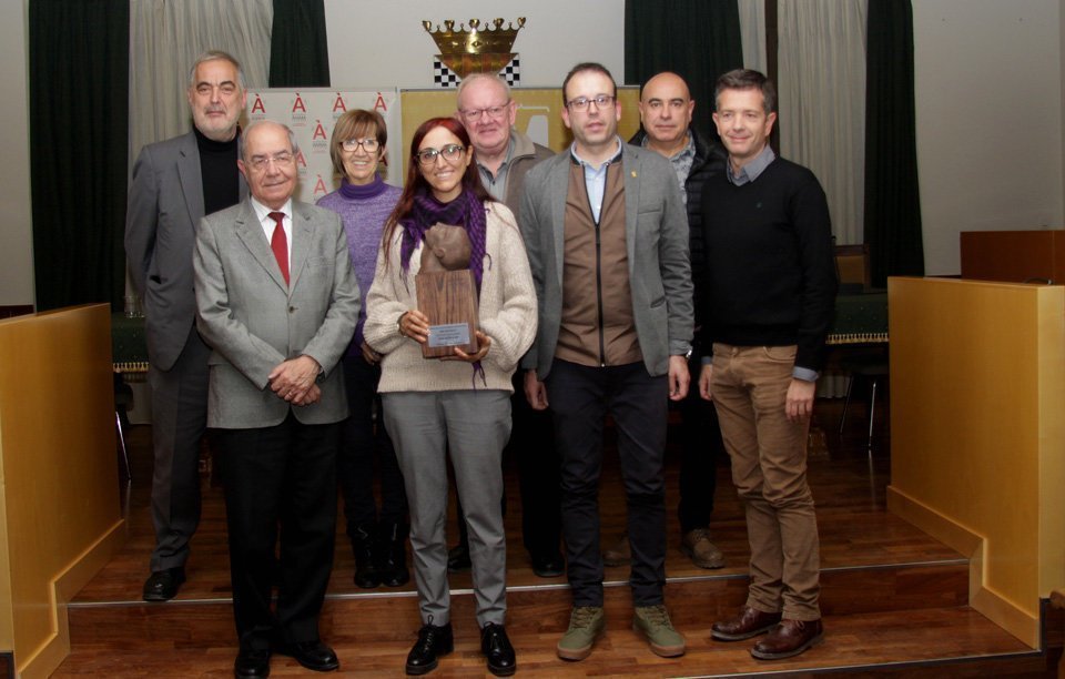 Helena Maleno, amb els representants del Centre d'Iniciatives Solidàries i l'alcalde