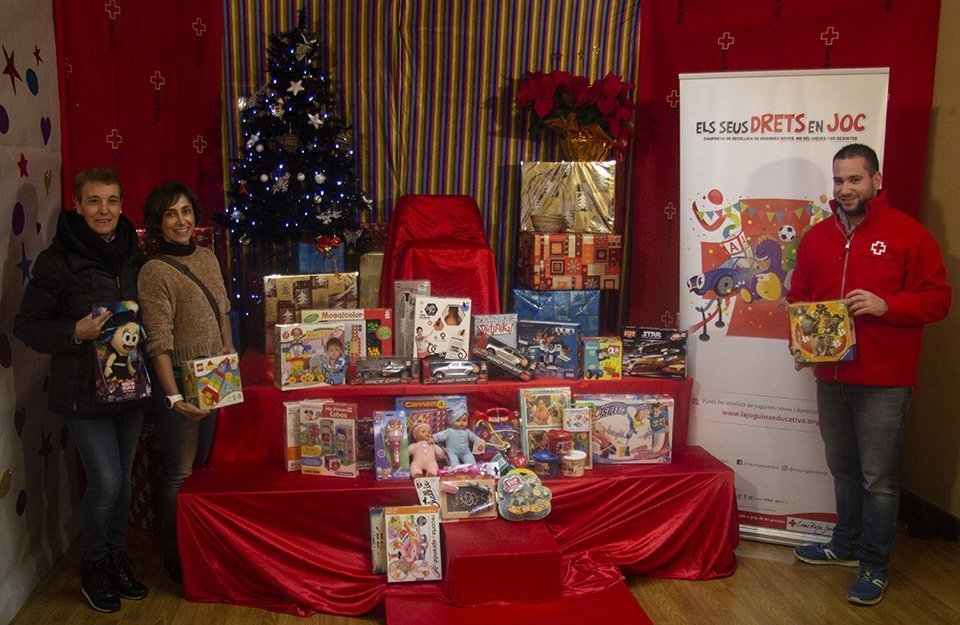 Els treballadors de Nufri lliuren les joguines a Creu Roja Pla d'Urgell