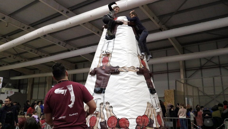 Infants practicant a l'activitats dels Castellers, al Cucalòcum