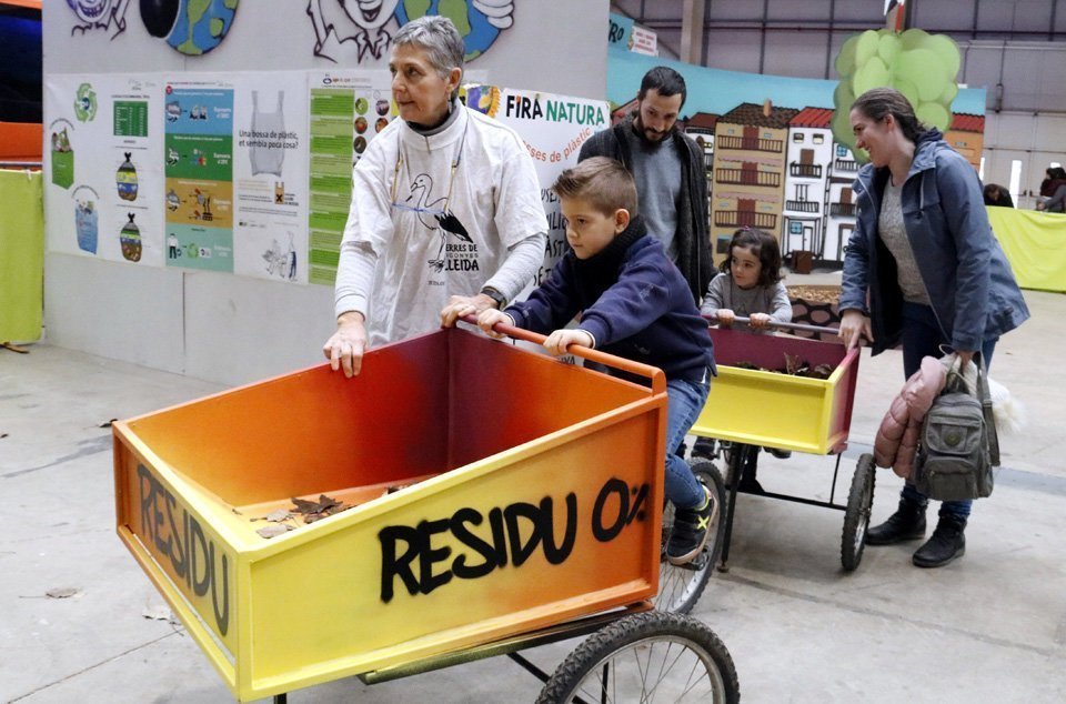 Infants i pares, participant a l'activitat de reciclatge al Cucalòcum