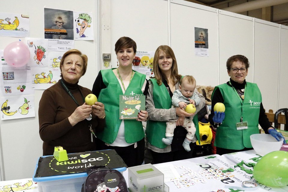 Treballadores i voluntàries de l'Associació Contra el Càncer, al taller saludable del Cucalòcum