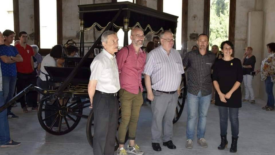 L'alcalde Àlex Mases amb els restauradors de carro funerari