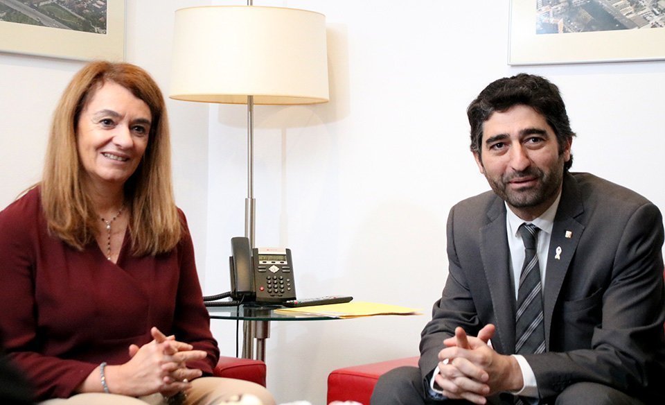 El Jordi Puigneró es reuneix amb Lucilla Sioli.