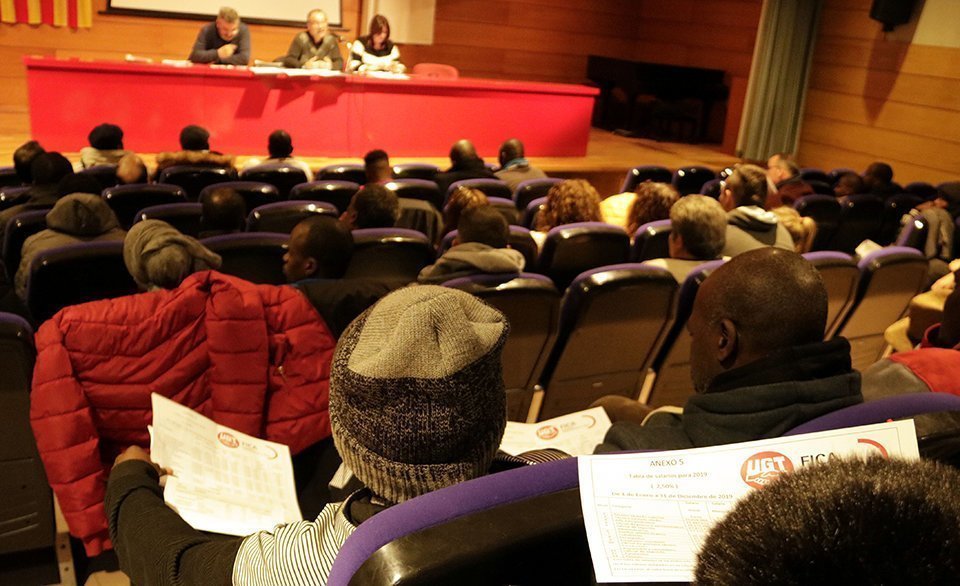 Imatge detall del fullet que han repartit als treballadors d'Axparia, Grupo Jorge, assistents a l'assemblea de FICA-UGT a Mollerussa.El 12 de gener de 2019. (Horitzontal)