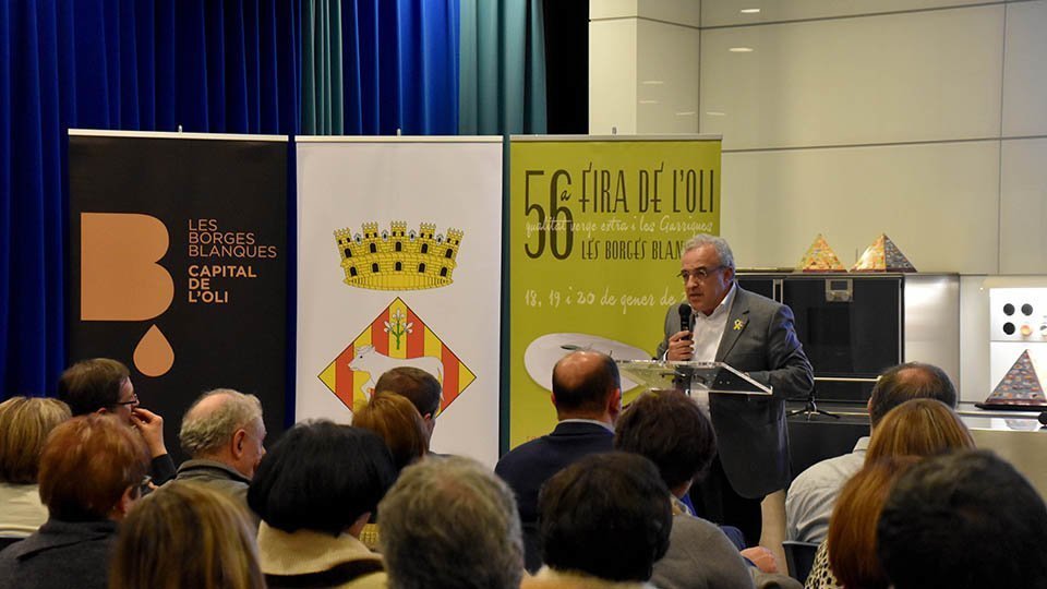 Enric Mir presentant les novetats de la 56a Fira de l'Oli a la Fundació Alicia.