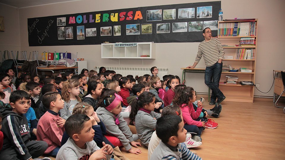 Albert González amb els alumnes de cicle inicial de l'escola Mestre Ignasi Peraire
