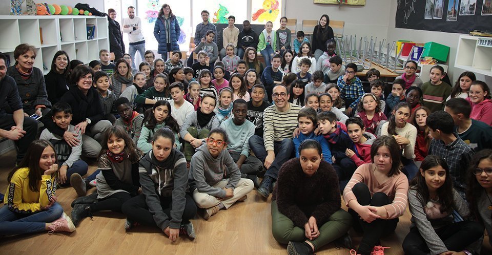 Albert González amb els alumnes de cicle superior de l'escola Mestre Ignasi Peraire