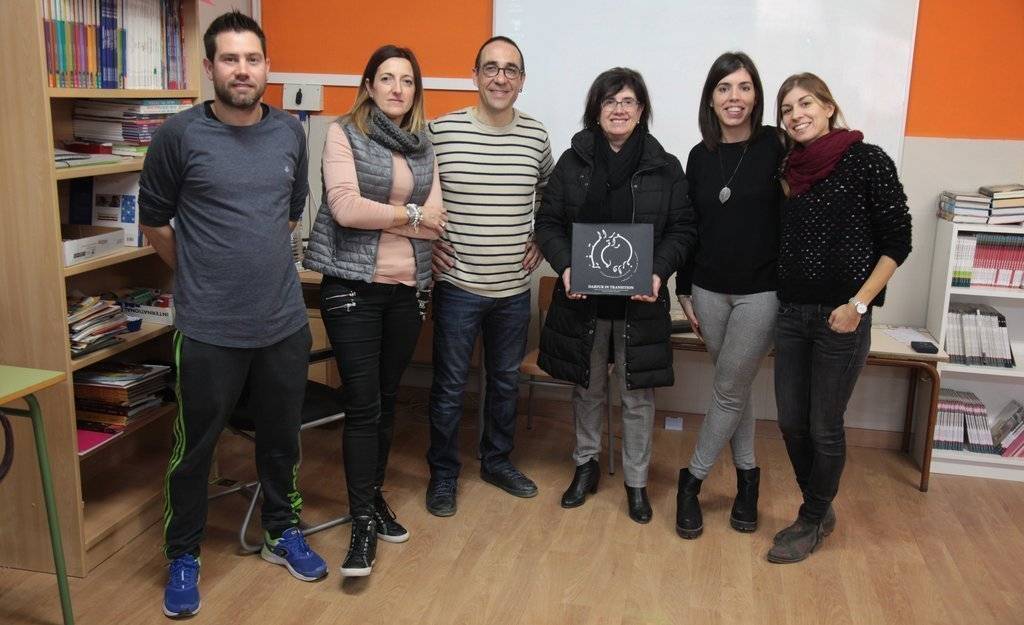 Albert González amb la directora Montse Serret i l'equip docent de l'escola Mestre Ignasi Peraire