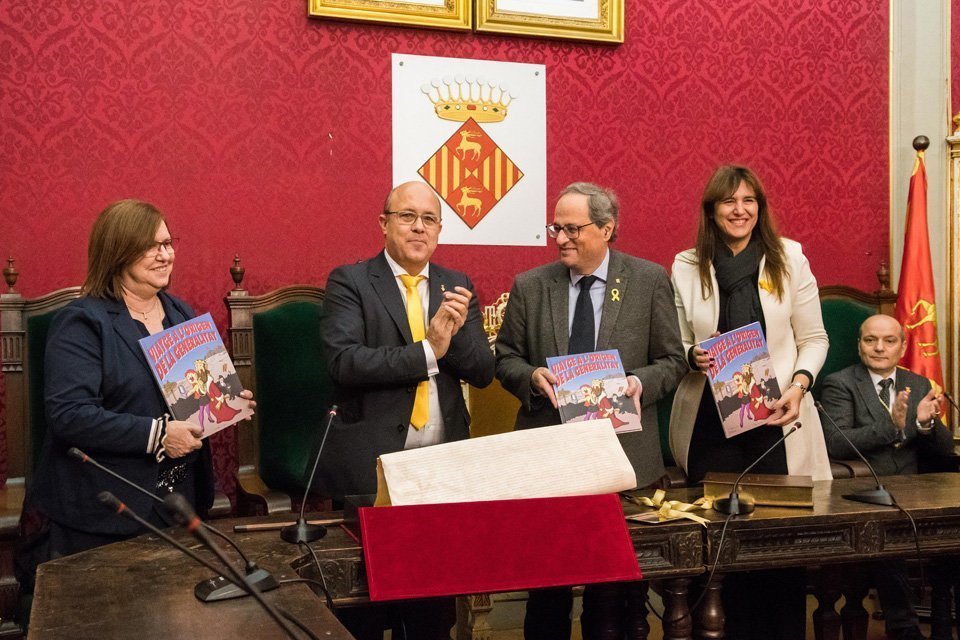 Quim Torra signa el llibre d'honor de la Paeria