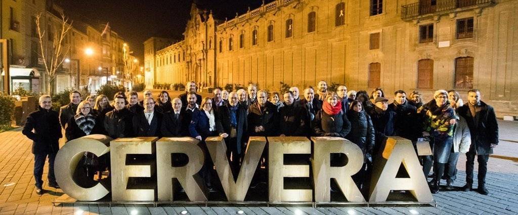 Quim Torra i Ramon Royes envoltats de les autoritats