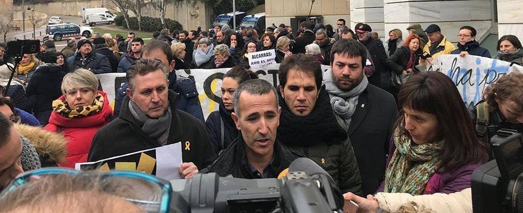 L'alcalde d'Alcarràs Miquel Serra amb els mitjans de comunicació