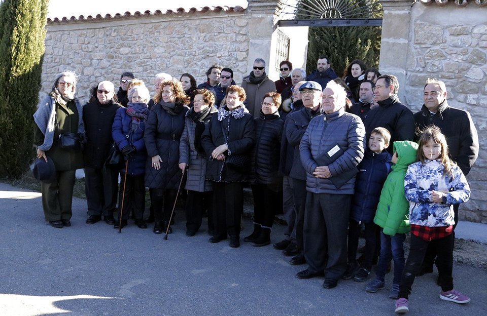 Imatge pla general de tots els familiars de les quatre víctimes identificades de la fossa comuna del Soleràs amb la consellera de Justicia, Ester Capella al final dels enterraments. El 27 de gener de 2019. (Horitzontal)