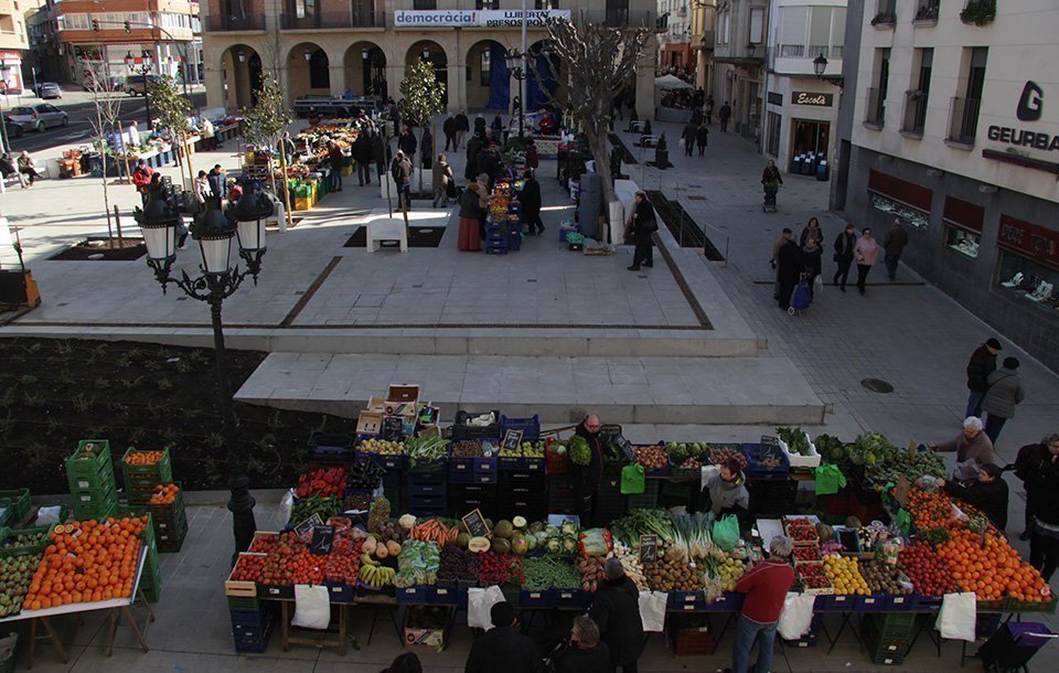 Parades de fruites i verdures a la plaça de l'Ajuntament 1