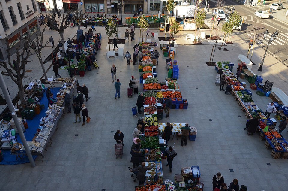 Parades de fruites i verdures a la plaça de l'Ajuntament 2