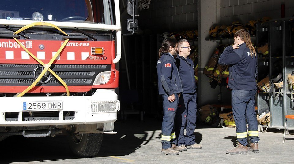 Bombers voluntaris conversant a l'accés del parc d'Agramunt