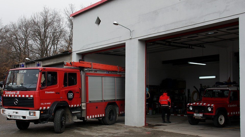Parc de bombers voluntaris de Coll de Nargó on es veu un dels camions