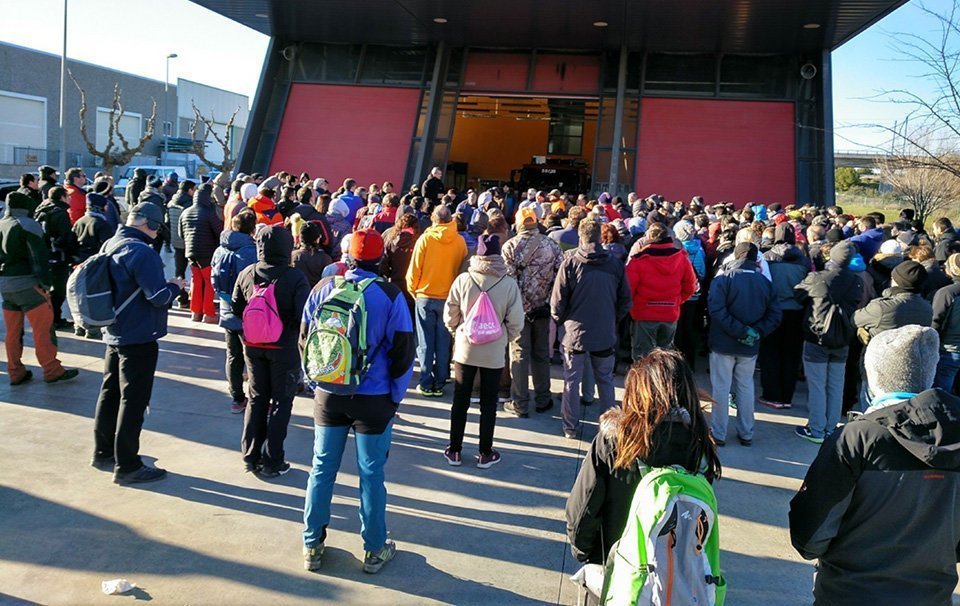 Voluntaris que aquest diumenge treballen en la recerca de la veina de les Borges Blanques. Imatge del 3 de febrer del 2019. (Horitzontal)