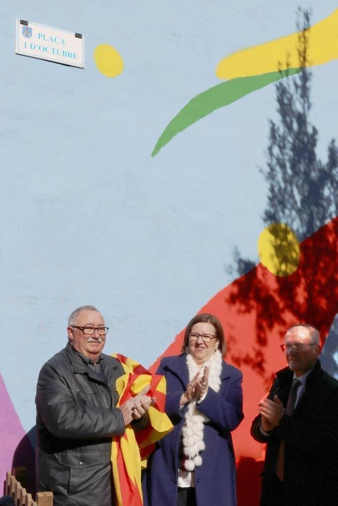 Imatge de l'acte d'inaugurció de la plaça 1 d'Octubre, amb el mural d'Oriol Arumí