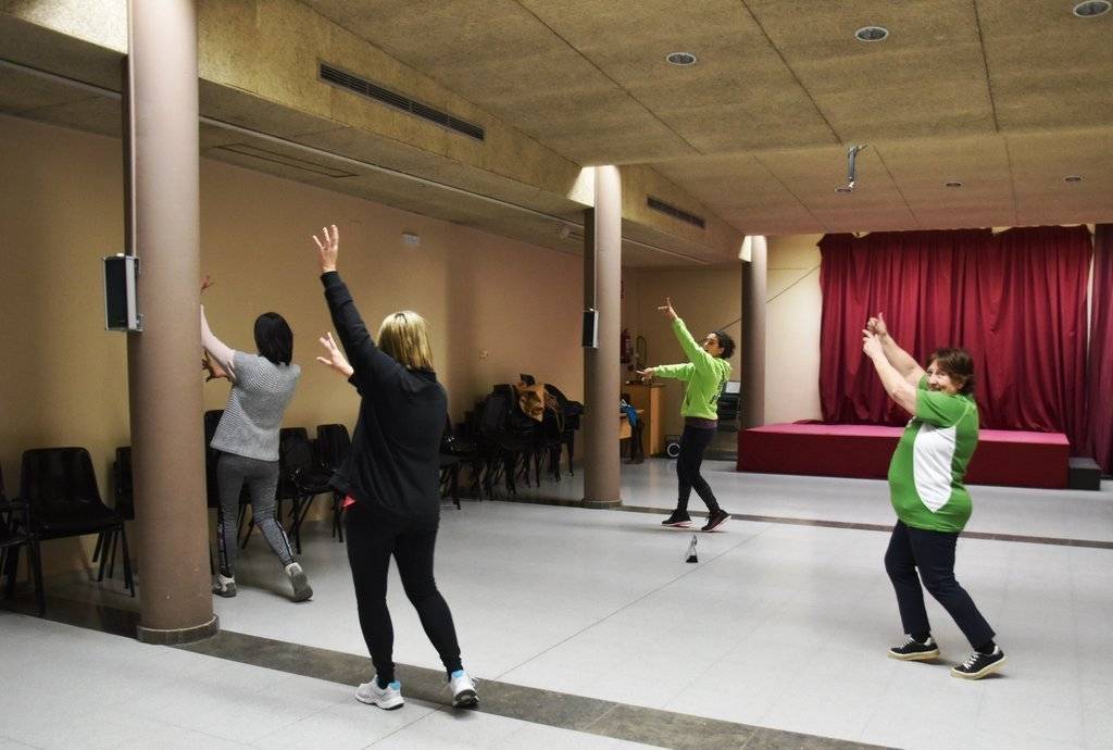 Participants al taller de zumba de les Borges, organitzat per l'AECC.