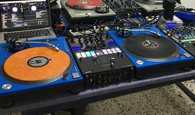 Equip d'un Dj amb vinils