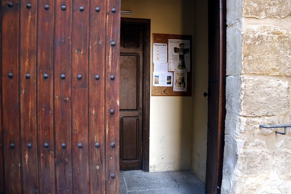 Accés a la parròquia d'Arbeca on oficiava el rector investigat per suposats abusos a menors