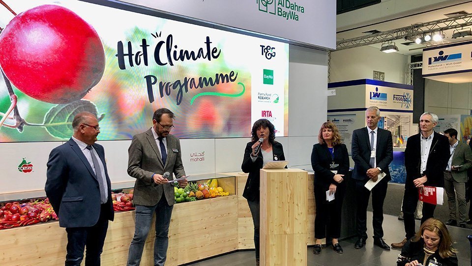 La consellera d'Agricultura, Teresa Jordà durant l'acte de signatura per a la comercialització de les varietats de poma i pera adpatades a climes càlids, que s'ha celebrat a Fruit Logistica de Berlín el 6 de febrer del 2019. (Horitzontal)