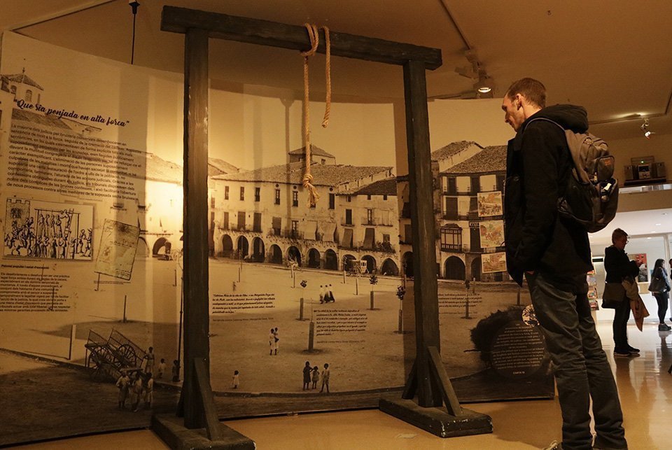 Imatge general d'una forca amb el fons de la Plaça Mercadal de Balaguer en l'exposició sobre bruixeria al Museu de la Noguera. El 9 de febrer de 2019. (Horitzontal)