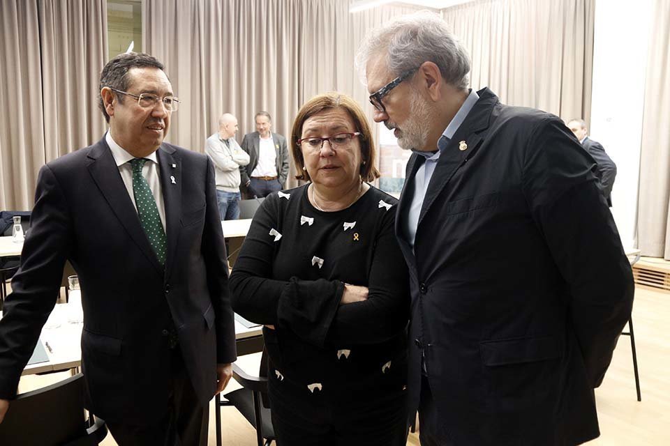 Pla mitjà on es poden veure la presidenta de la Diputació de Lleida, Rosa Maria Perelló, l'alcalde de Lleida, Fèlix Larrosa, i el delegat del Govern, Ramon Farré, el 12 de febrer de 2019. (Horitzontal)