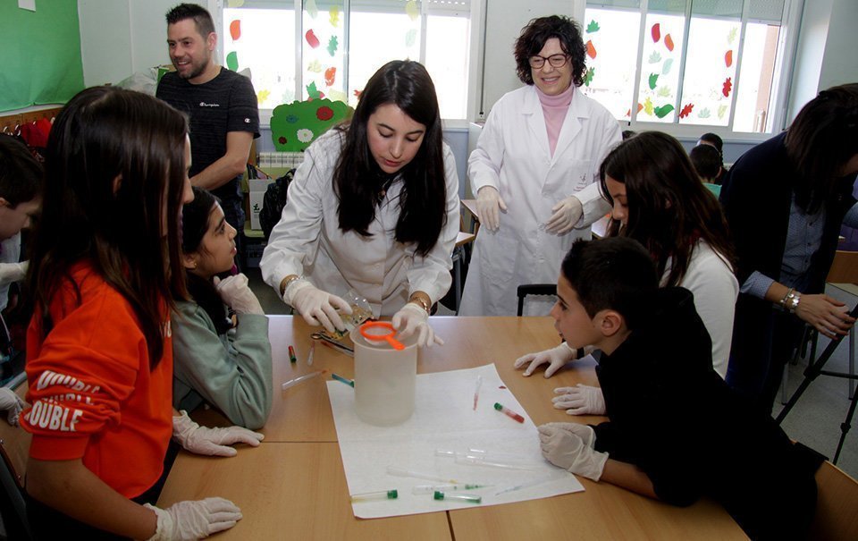 La Doctora Olga Martín i el seu equip amb els alumnes de l'escola Mestre Ignasi Peraire