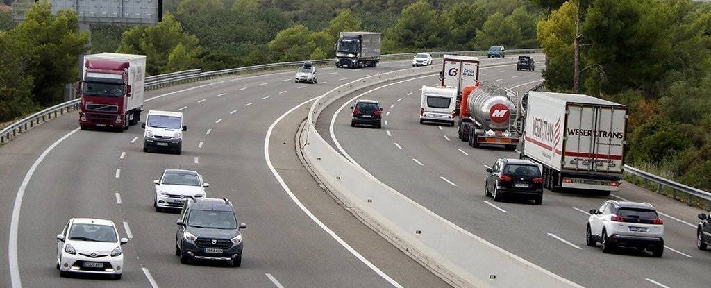 Camions i turismes circulant per l'AP-7 al Tarragonès